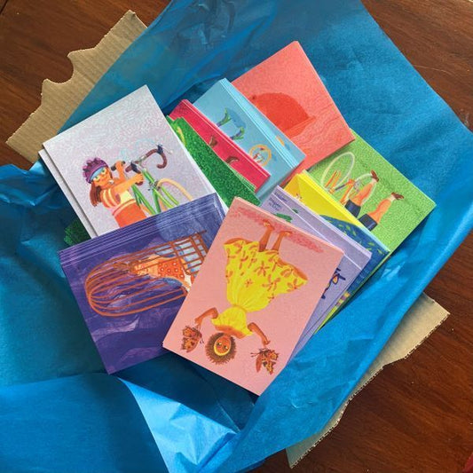 een pakketje kaarten met vrolijke, lieve en fijn geschilderde illustraties in rose, geel, warm blauw, zacht rose, gezellig groen